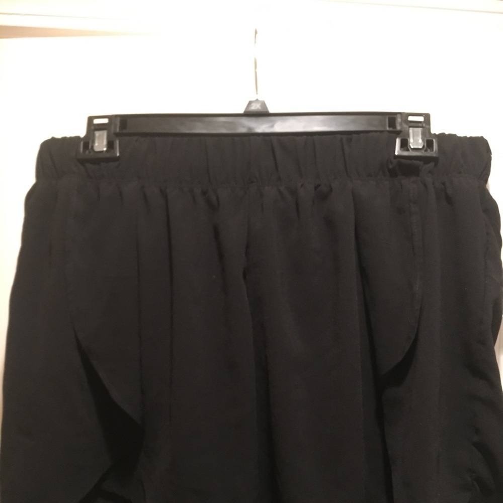 Black polyester shorts with ruffle